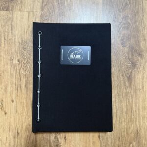 albumas ,,po pasaulį" juodas